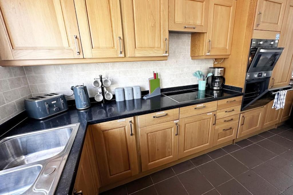 Green Haven Villa - 4Br Spacious House With Hot Tub, Ample Parking, Air Condition, Wifi, Netflix, Patio & Garden Kidlington Kültér fotó
