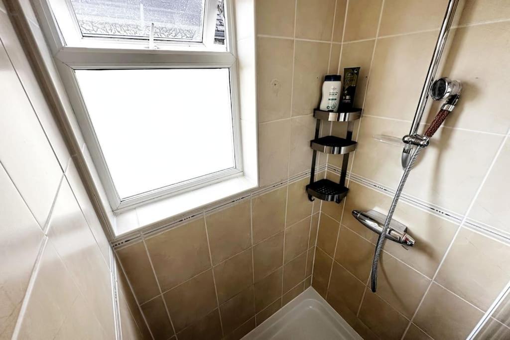 Green Haven Villa - 4Br Spacious House With Hot Tub, Ample Parking, Air Condition, Wifi, Netflix, Patio & Garden Kidlington Kültér fotó